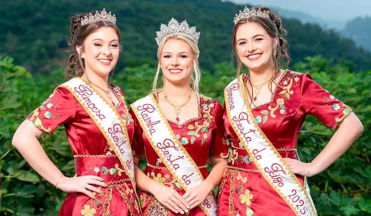 A rainha Caroline Fenner e as princesas Cristiele Amanda Reisdoerfer e Nicoli Maiara Oberherr