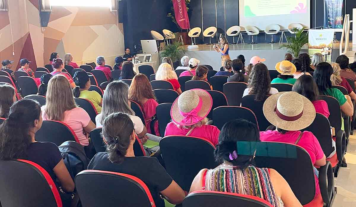 Público assistindo palestra