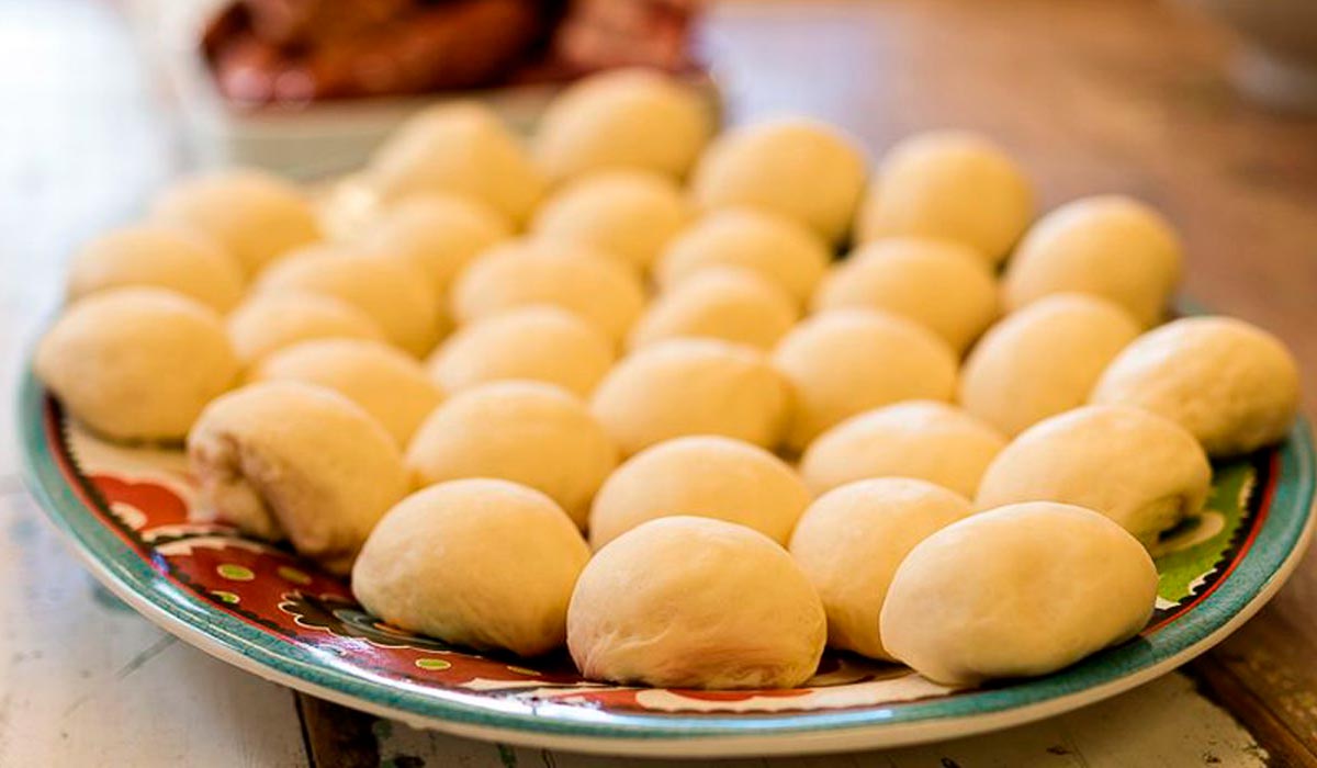 O pãozinho é fermentado e cozido no vapor de um molho - Foto: Ana Krambeck