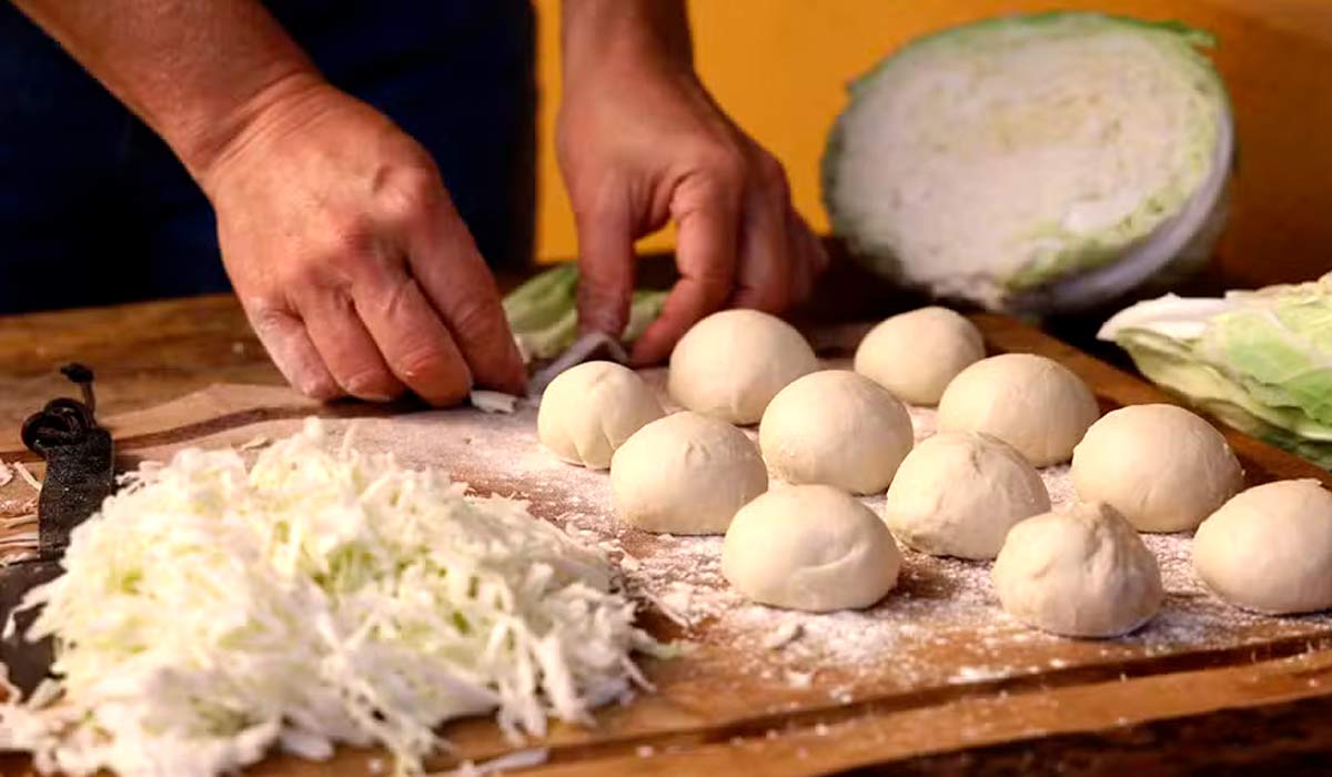 A receita é conhecida por sua herança cultural, feito com carne suína, repolho (azedo ou não) e pãezinhos pequenos