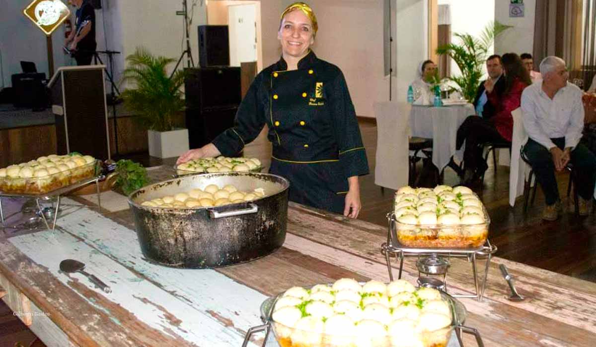 A empresária Rosane Radecki, presidente da Associação dos Produtores de Pão no Bafo em Palmeira (Apafo), trabalha com o pão no bafo desde 2016 - Foto: ASN