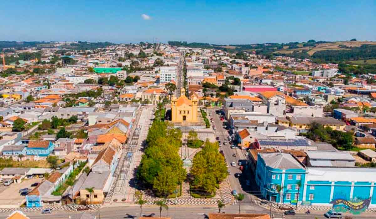 Palmeira, localizada a cerca de 85 km de Curitiba, bem próxima de Ponta Grossa, na região dos Campos Gerais do Paraná