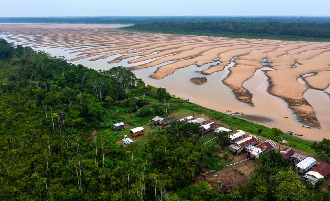 Ribeirinhos em dificuldades na seca do Rio Solimões