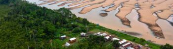 Ribeirinhos em dificuldades na seca do Rio Solimões