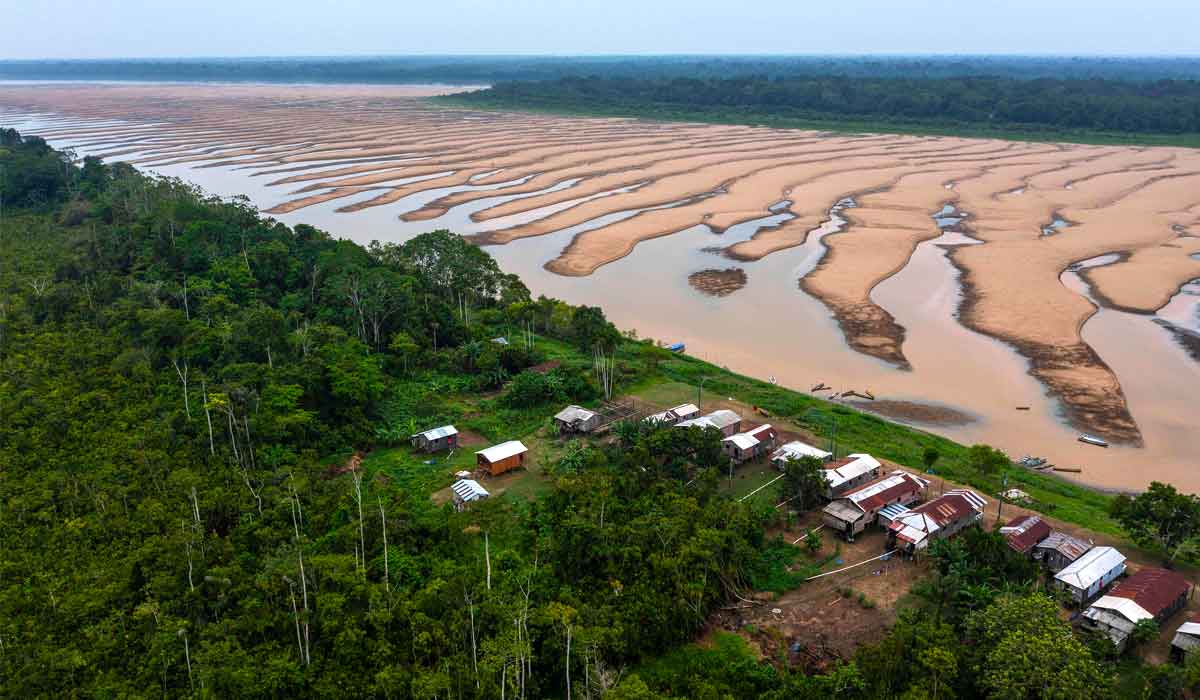 Ribeirinhos em dificuldades na seca do Rio Solimões