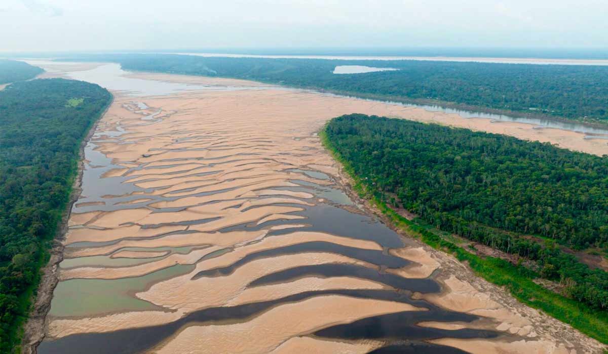 A seca histórica no Rio Solimões reduziu drasticamente o nível do Lago Tefé, que atingiu apenas 4,54 metros em outubro - Foto: Alessandro Falco/ICMBio