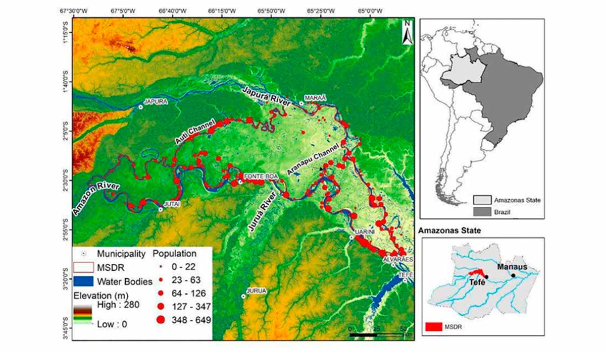 A Reserva de Desenvolvimento Sustentável Mamirauá está localizada na Amazônia Central. As comunidades estudadas destacadas em vermelho. A imagem de fundo mostra a topografia do Modelo Digital de Elevação Fabdem