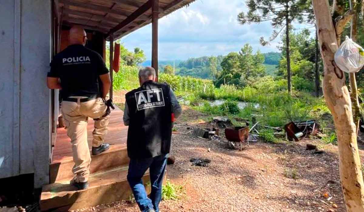 Os agentes chegam ao local do resgate, com o açude poluído ao fundo